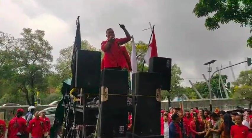 Ratusan massa Ormas Pemuda Batak Bersatu (PBB) geruduk Kantor Wali Kota Bekasi menuntut ASN yang melarang ibadah dipecat, Selasa (24/9/2024) (Redaksi / Kabarterdepan.com)