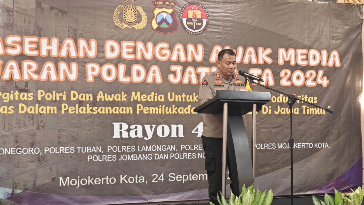 Kabid Humas Polda Jatim, Kombes Pol Dirmanto mengajak awak media untuk menangkal hoaks dalam sarasehan rayon 4 di Aston Mojokerto Hotel & Convention Center, Selasa (24/9/2024) pagi (Andy / Kabarterdepan.com) 