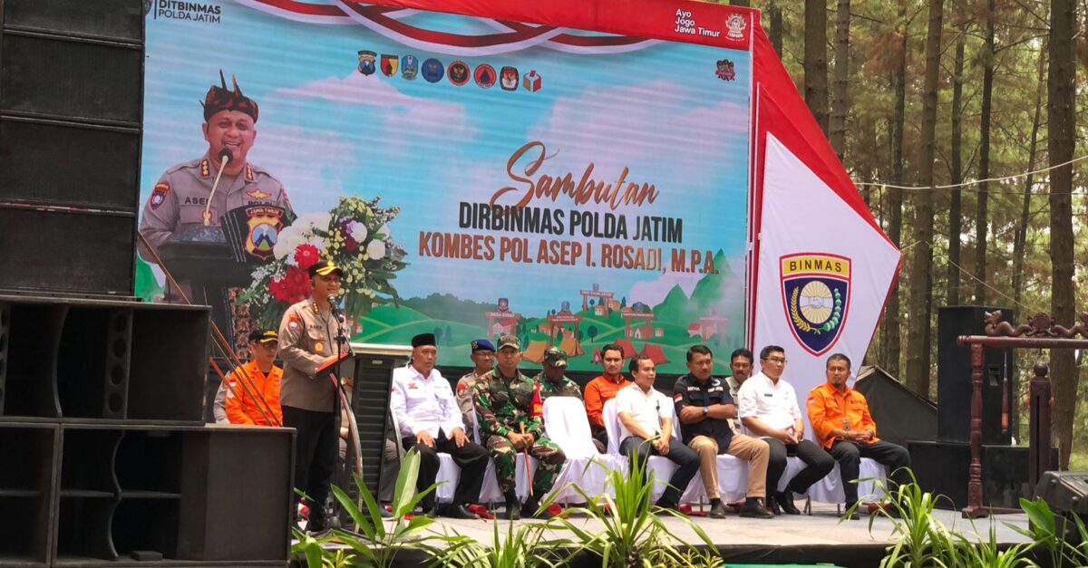 Dirbinmas Polda Jawa Timur, Kombes Pol Asep I. Rosadi menyampaikan sambutan dalam Jambore Kampung Terpadu Merah Putih di area Bumi Perkemahan Alas Suko, Desa Jatijejer, Kecamatan Trawas, Kabupaten Mojokerto, 25 - 26 September 2024 (Andy / Kabarterdepan.com) 