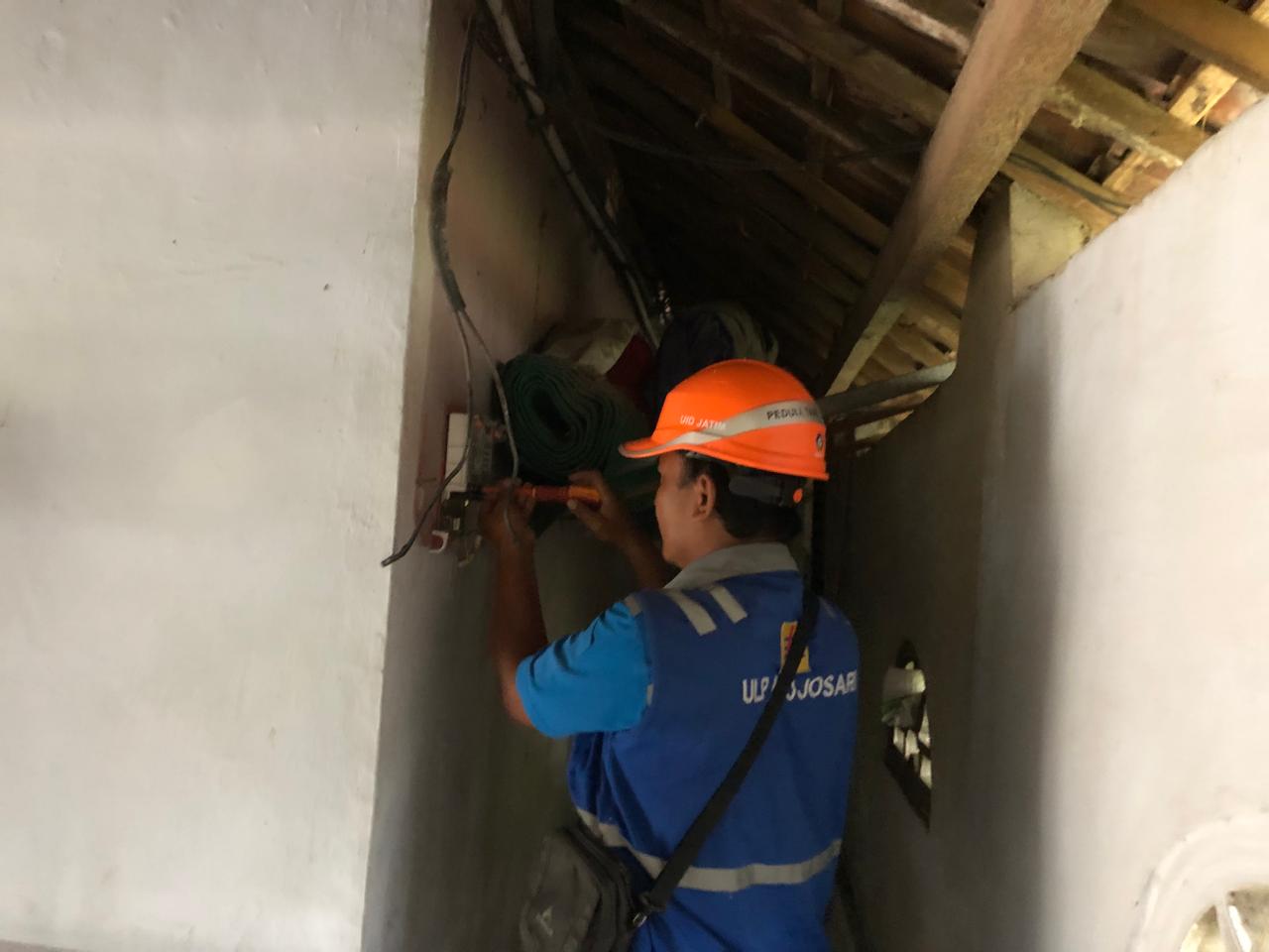 Petugas PLN memasang meteran listrik di Musala Al Hamid, Dusun Pungging Krisik, Desa Balongmasin, Kecamatan Pungging, Kecamatan Pungging, Kabupaten Mojokerto, Rabu (24/9/2024) sore (Andy / Kabarterdepan.com) 