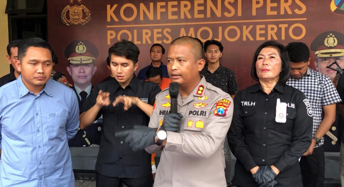 Kapolres Mojokerto, AKBP Dr Ihram Kustarto saat konferensi pembunuhan wanita berbaju pink, Anyk Mariyanni, Kamis (26/9/2024) (Andy / Kabarterdepan.com) 