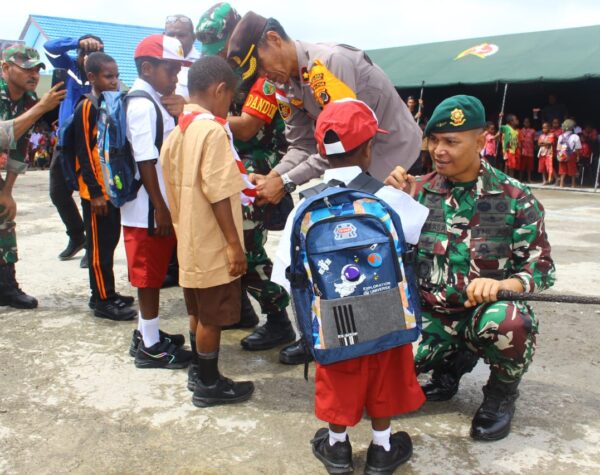 Bersama Apkam Kabupaten Nduga, Satgas Yonif 503/Mayangkara Salurkan Dukungan Sarana Pendidikan