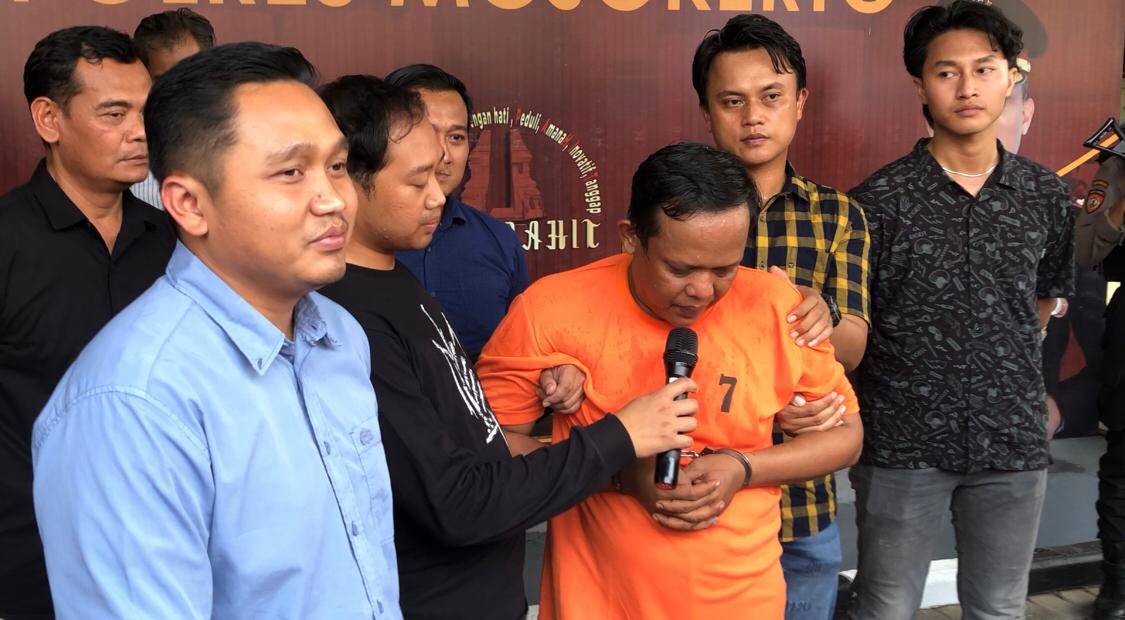 Tersangka pembunuhan wanita berbaju pink, Dedi Abdullah saat ditanya awak media, Kamis (26/9/2024) sore (Andy / Kabarterdepan.com)