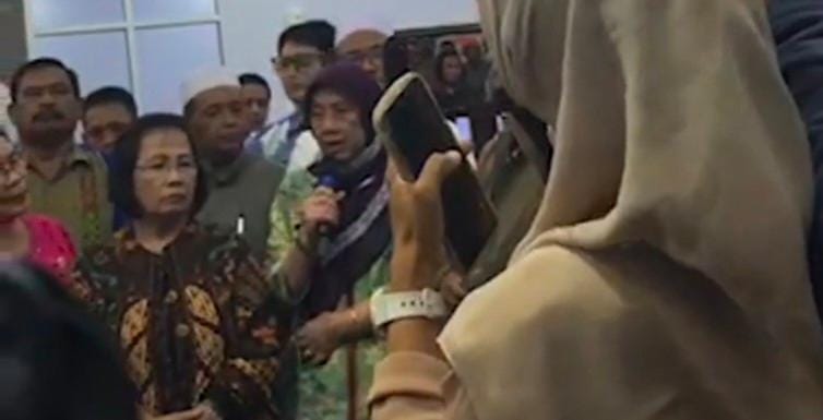 Oknum ASN Pemkot Bekasi yang viral karena melarang ibadah, Ir Hj Masriwati membarah dirinya intoleran dalam konferensi pers, Kamis (26/9/2024) (Redaksi / Kabarterdepan.com) 