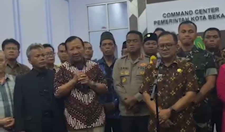 Ketua FKUB Kota Bekasi, H Abdul Manan saat konferensi pers di Command Center Pemkot Bekasi, Kamis (26/9/2024) (Redaksi / Kabarterdepan.com) 