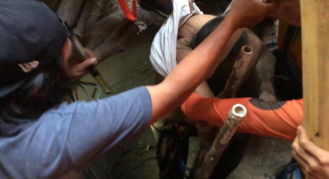 Proses evakuasi korban, pria paruh baya yang terjebak di dalam sumur, usai mencari bangkai tikus, Minggu (29/9/2024) sore (Andy / Kabarterdepan.com)