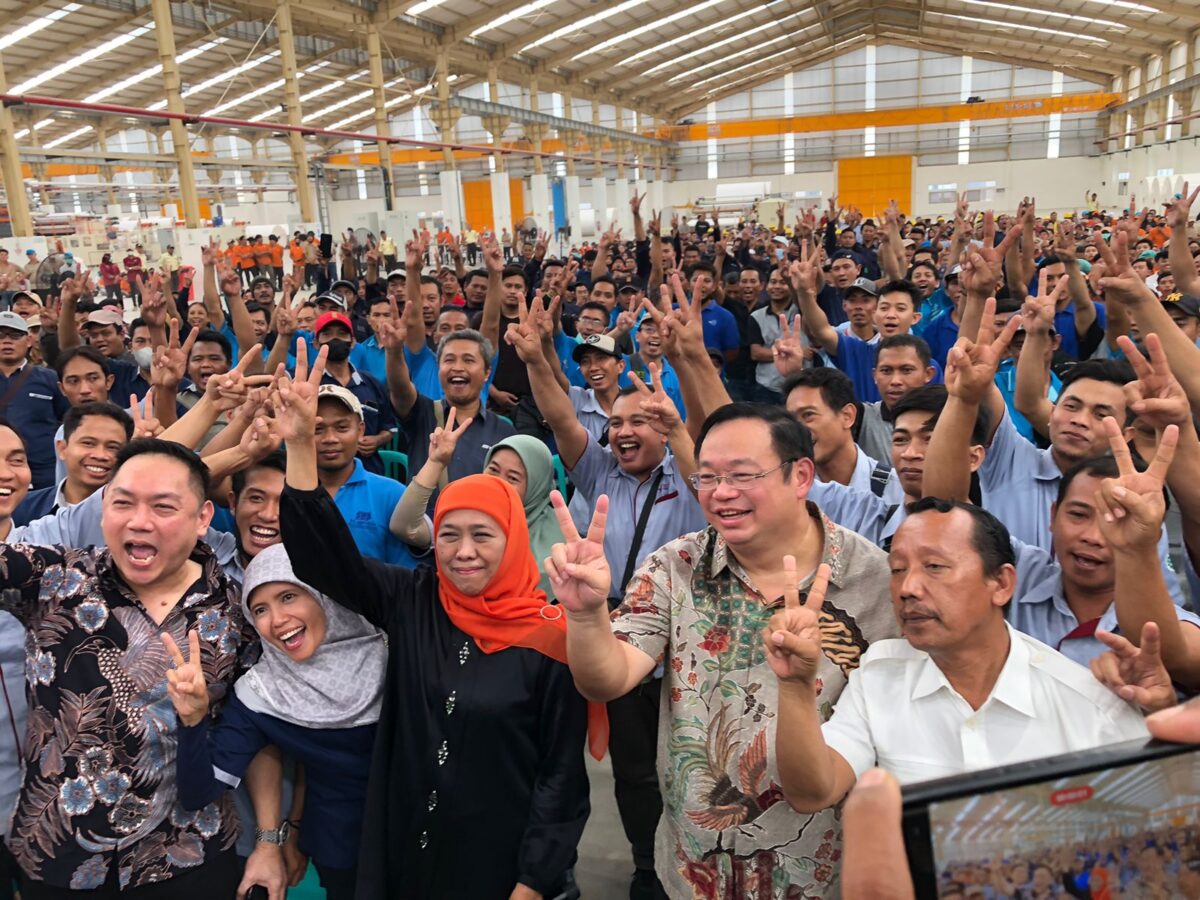 Khofifah Menyapa Ribuan Buruh Pabrik Tisu PT Sun Paper Source di Mojokerto, Ini Pesannya