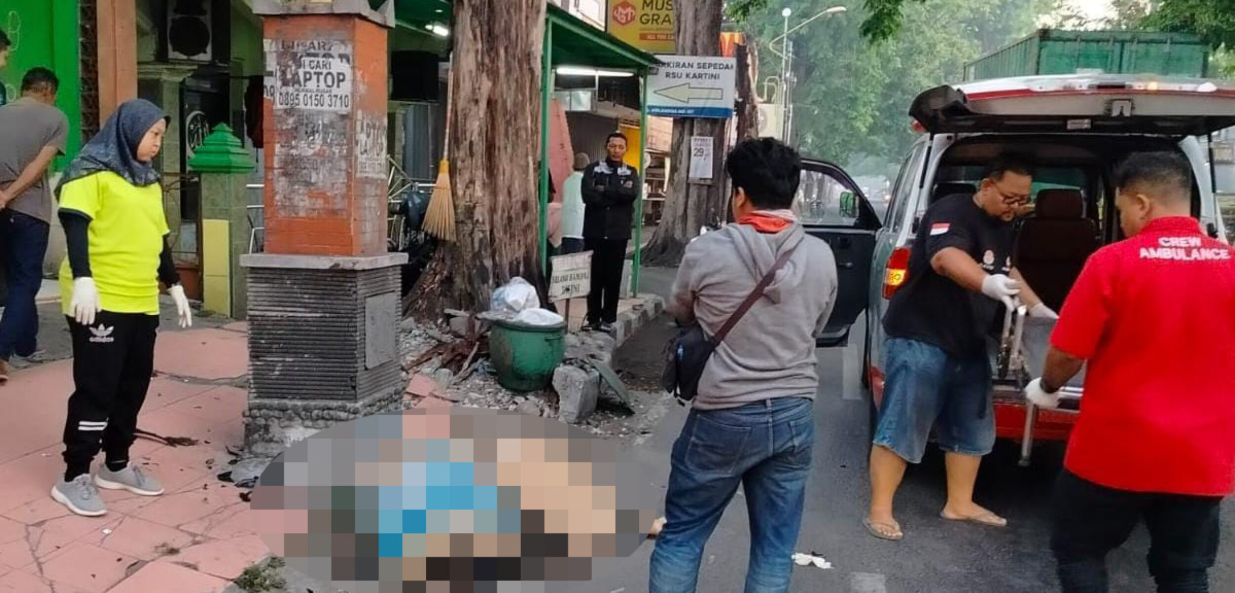 Korban tergeletak usai terlibat laka di Jalan Raya Airlangga, Kelurahan Kauman, Kecamatan Mojosari, Kabupaten Mojokerto, Selasa (3/9/2024) pagi sekitar pukul 04.35 WIB (Andy / Kabarterdepan.com)