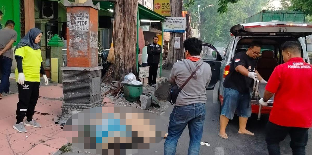 Korban tergeletak usai terlibat laka di Jalan Raya Airlangga, Kelurahan Kauman, Kecamatan Mojosari, Kabupaten Mojokerto, Selasa (3/9/2024) pagi sekitar pukul 04.35 WIB (Andy / Kabarterdepan.com)