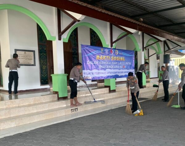 Sambut Harlantas Bhayangkara ke-69, Satlantas Polres Batu Gelar Bakti Sosial Bagikan Sembako