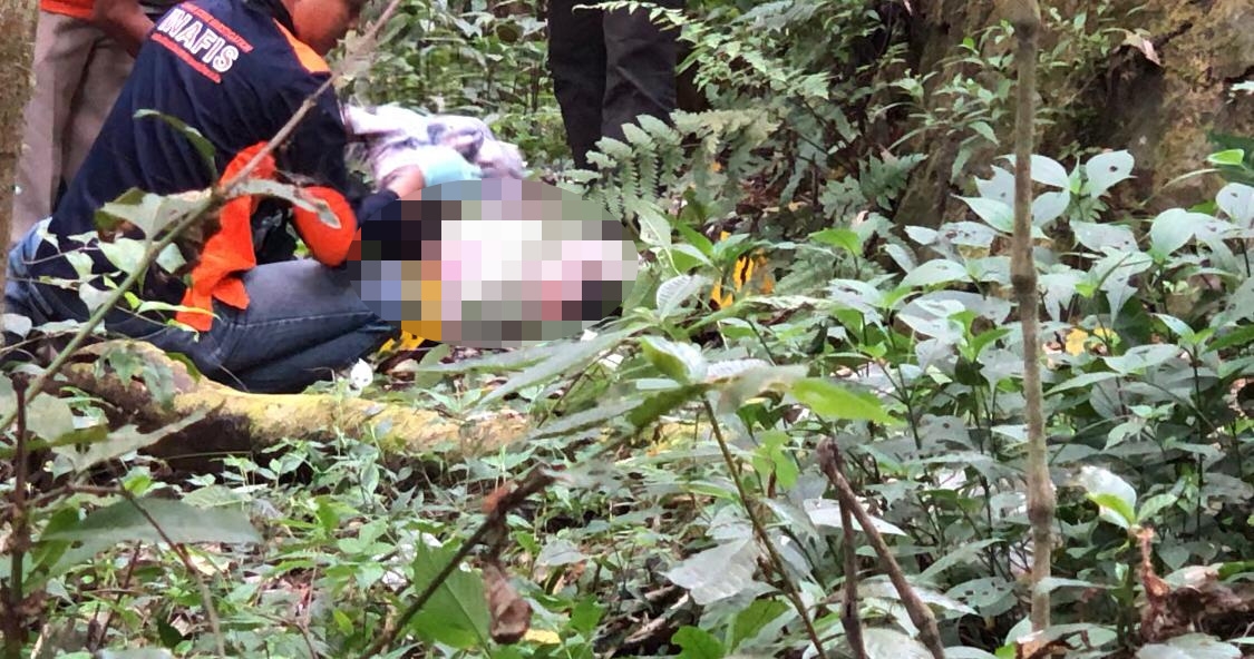 Petugas melakukan olah TKP penemuan mayat perempuan tanpa identitas di area kawasan Taman Hutan Raya Raden Soerjo, Kecamatan Pacet, Kabupaten Mojokerto, Jumat (13/9/2024) pagi (Redaksi / Kabarterdepan.com) 