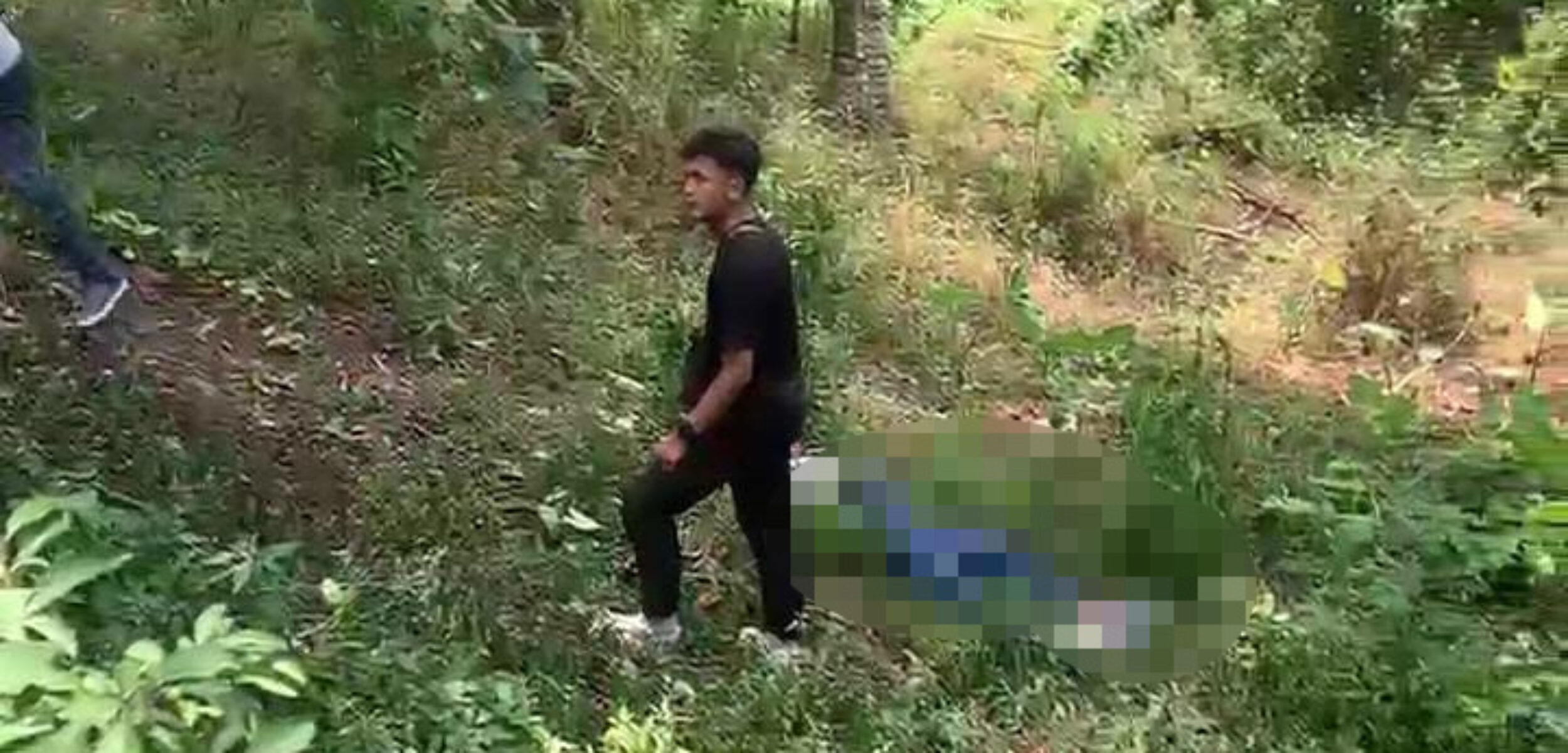 Kondisi korban tergeletak di jalur wisata tepat turunan Obech Kecamatan Pacet, Kabupaten Mojokerto, satu diantaranya meninggal dunia ditempat, Sabtu (14/9/2024) siang (Andy / Kabarterdepan.com)