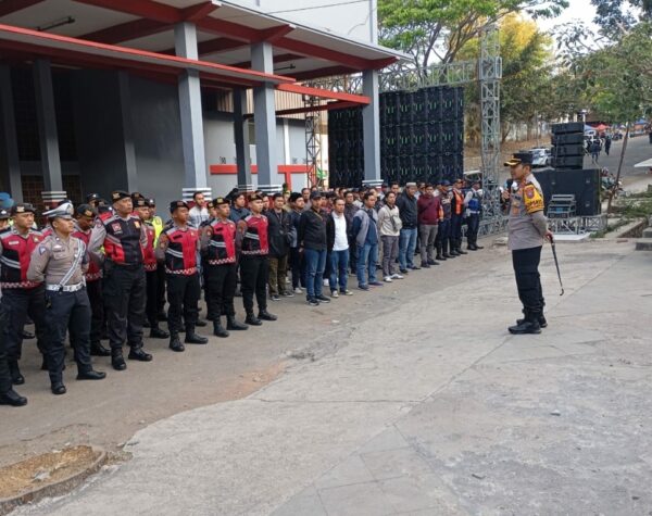 Ratusan Personel Polres Batu Amankan Pengajian Gus Iqdam di Stadion Brantas