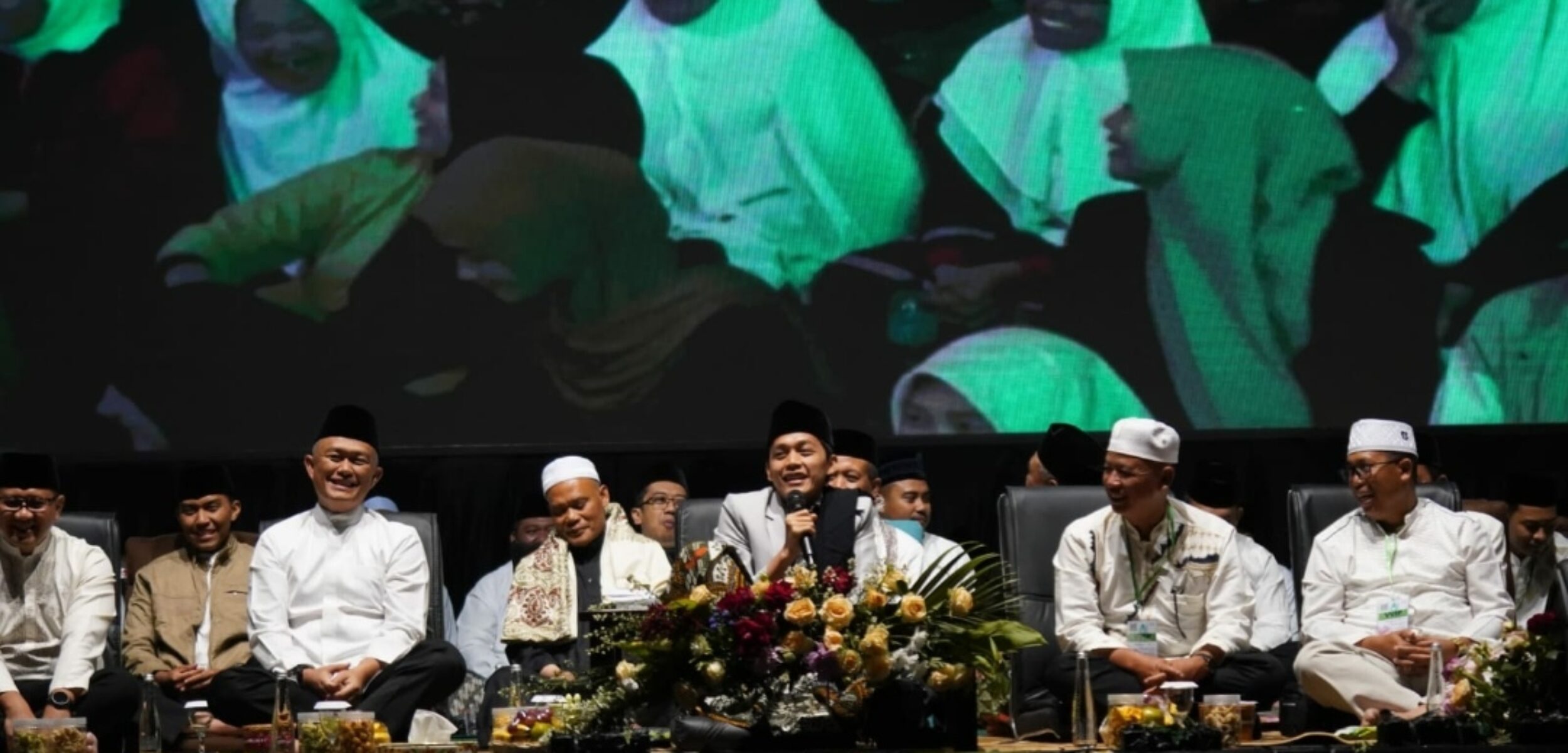 Ribuan Jemaah Hadiri Pengajian Umum Maulid Nabi dan Doa Bersama Pilkada Damai Bersama Gus Iqdam di Kota Batu