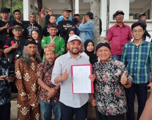 Rembug Bareng Seniman dan Budayawan, Calon Wakil Wali Kota Batu Heli Suyanto Sosialisasikan Program ‘Mbatu Sae’