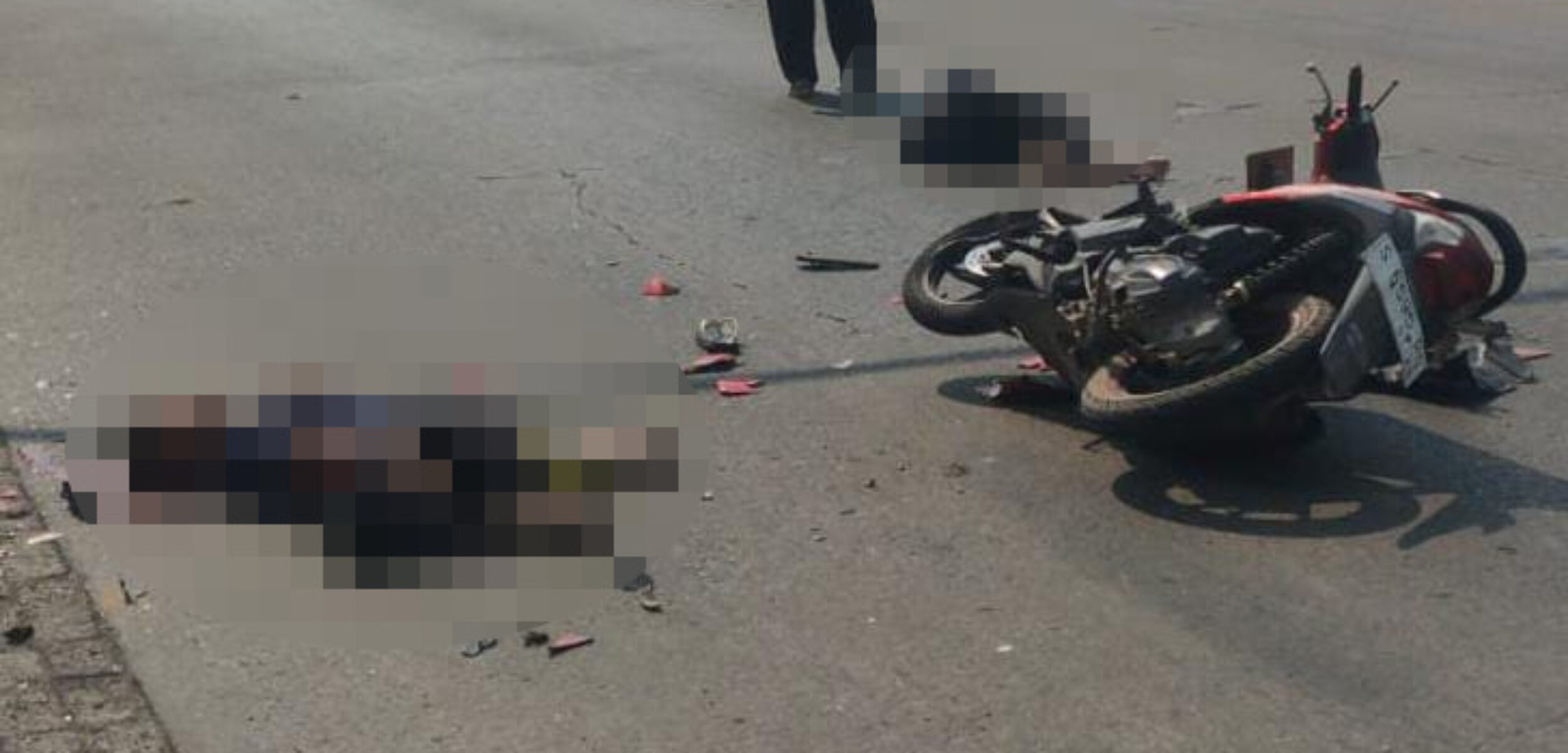 Usai menabrak mobil, 2 korban yang masih SMP tergeletak di Jalan Raya Desa Belahantengah, Kecamatan Mojosari, Kabupaten Mojokerto, Selasa (17/9/2024) siang (Andy / Kabarterdepan.com)