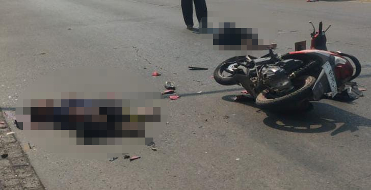 Usai menabrak mobil, 2 korban yang masih SMP tergeletak di Jalan Raya Desa Belahantengah, Kecamatan Mojosari, Kabupaten Mojokerto, Selasa (17/9/2024) siang (Andy / Kabarterdepan.com)