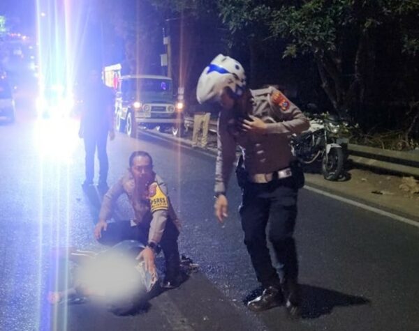 Momen Kapolres Batu Bantu Evakuasi Korban Tabrak Lari di Jalan Raya Pandanrejo
