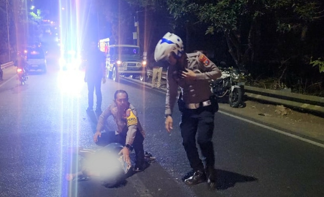 Momen Kapolres Batu Bantu Evakuasi Korban Tabrak Lari di Jalan Raya Pandanrejo