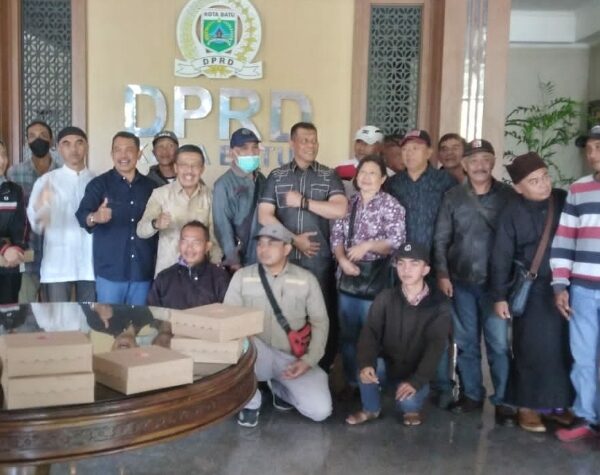 Puluhan Orang dari Yayasan Ujung Aspal Jatim Geruduk DPRD Kota Batu, Ada Apa?