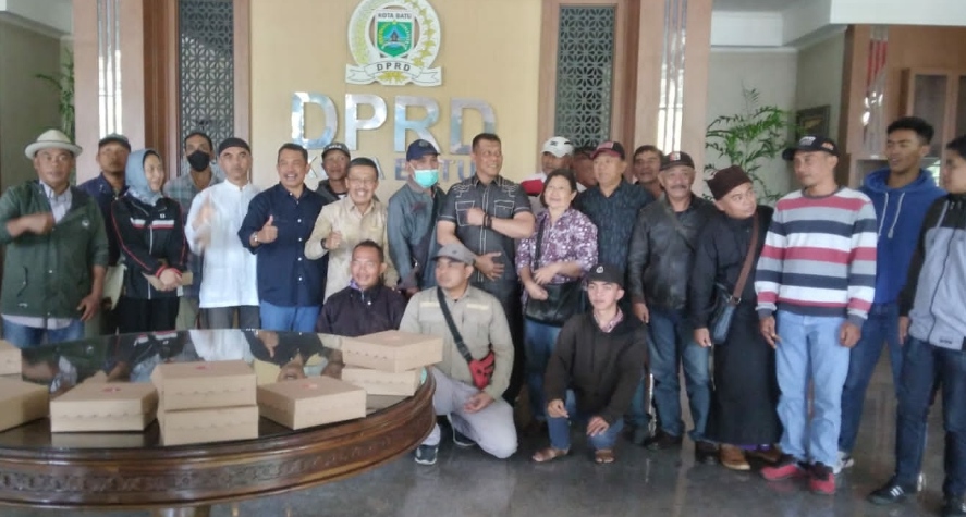 Puluhan Orang dari Yayasan Ujung Aspal Jatim Geruduk DPRD Kota Batu, Ada Apa?