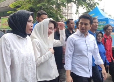 Dampingi Cawagub Jatim Emil Blusukan ke Pasar Larangan Sidoarjo, Mimik Idayana Siap Gaungkan Ekonomi Kerakyatan