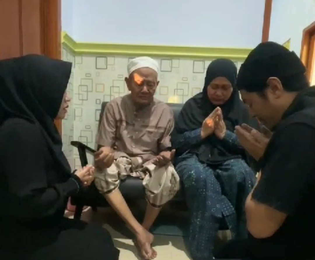 Ikfina-Gus Dulloh mengamini setiap doa dari Kiai Chusaini. (Tim pemenangan Idola for kabarterdepan.com) 