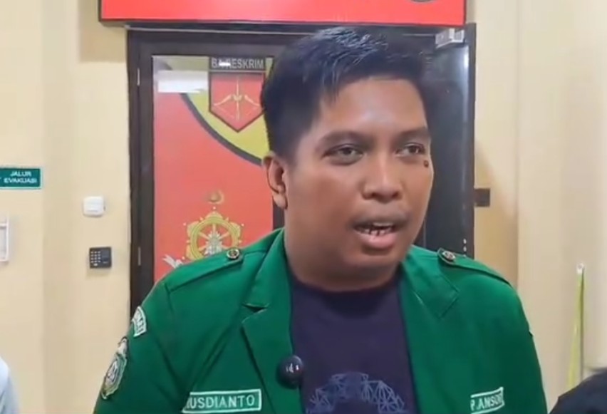 Ketua LBH GP Ansor Kota Parepare, Rudianto Sudirman saat diwawancarai awak media di Mapolres Parepare, Minggu (29/9/2024) (Redaksi / Kabarterdepan.com)