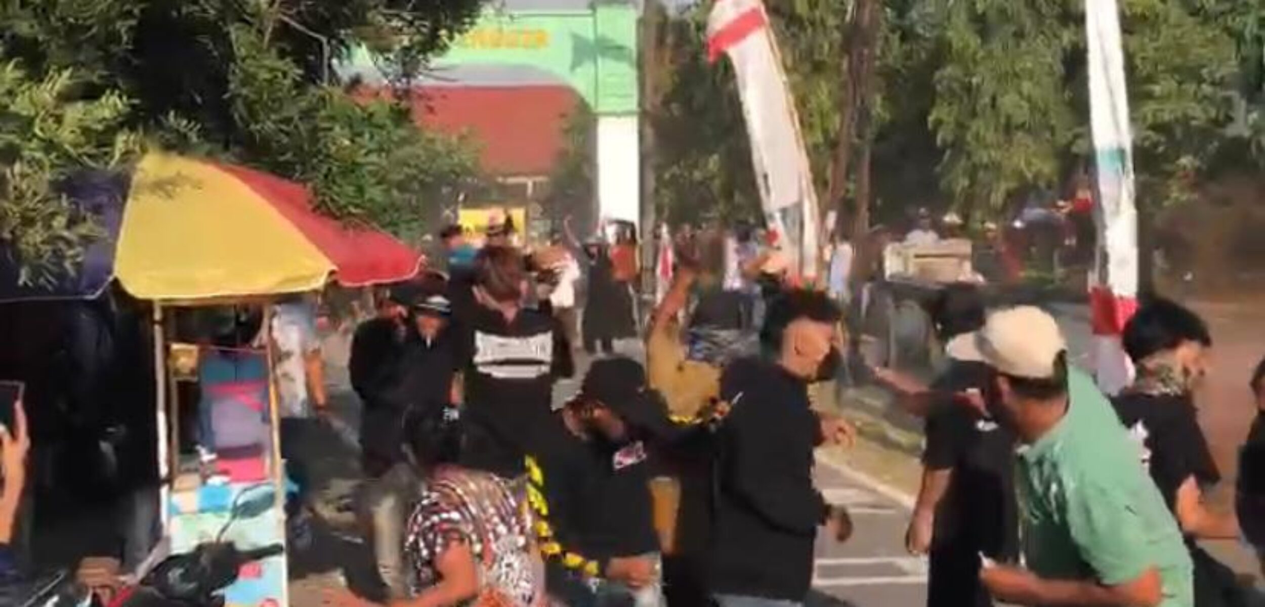 Waduh! Karnaval di Jombang Berakhir Ricuh Adanya Tawuran, Peserta dan Penonton Panik