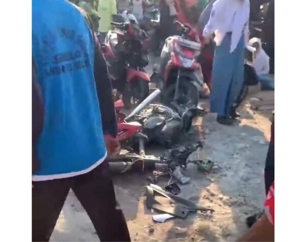 Kecelakaan Beruntun, Mobil Boks Tabrak 4 Motor di Jombang