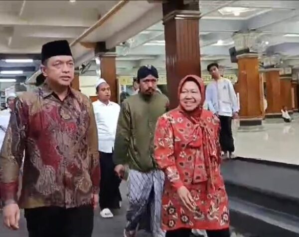 Sowan ke Ponpes, Risma – Gus Hans Dapat Doa restu dari Ribuan Santri Jombang