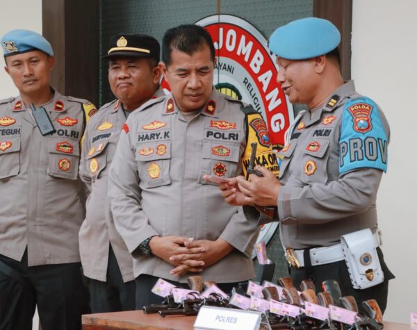 Propam Polda Jatim Periksa Senpi dan Tes Urine Anggota Polres Jombang