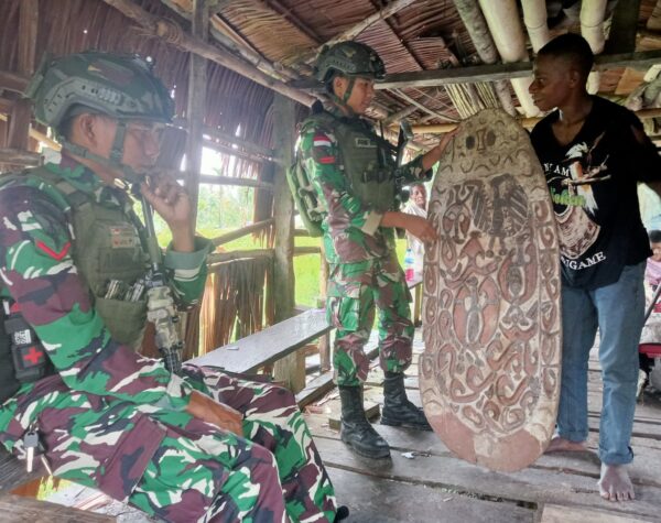 Komsos dengan Pengrajin Senjata Tradisional, Satgas Yonif 503/Mayangkara Dukung Pelestarian Budaya Papua