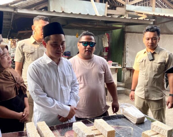 Blusukan ke Pasar Tangunan Puri, Cabup Mojokerto Gus Barra Borong Dagangan