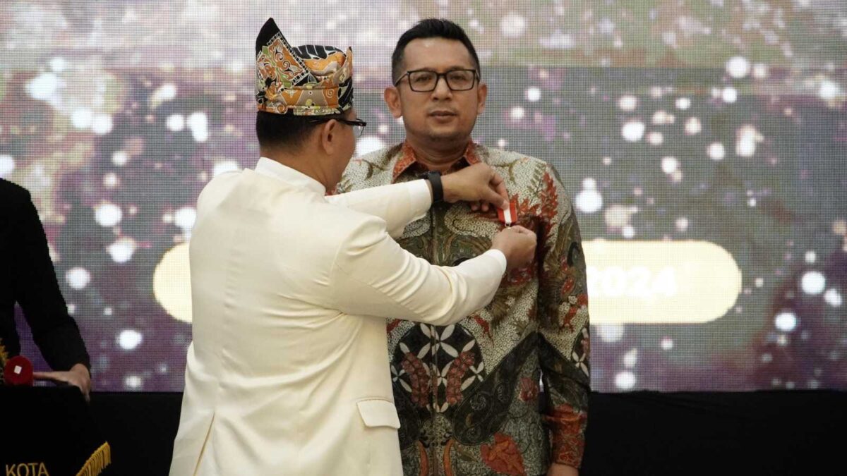 Perkuat Sinergi dengan Pemkot Batu, Pj Wali Kota Mojokerto Terima Tanda Jasa Hakaryo Guno Mamayu Bawono