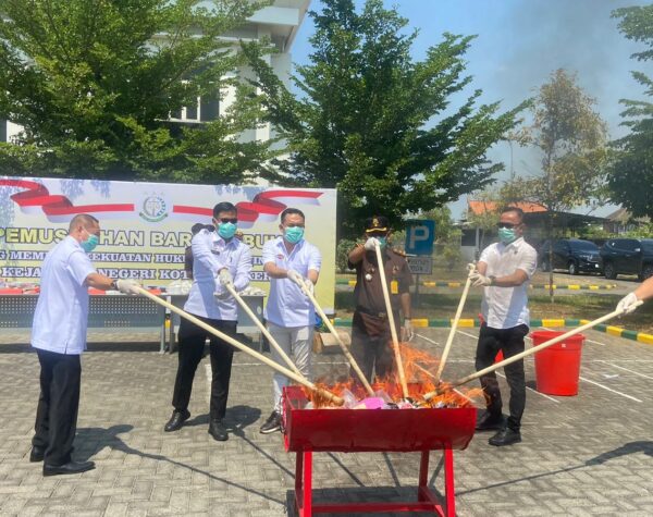 Kejari Kota Mojokerto Musnahkan Barang Bukti Berkekuatan Hukum Tetap, Narkoba hingga Helm