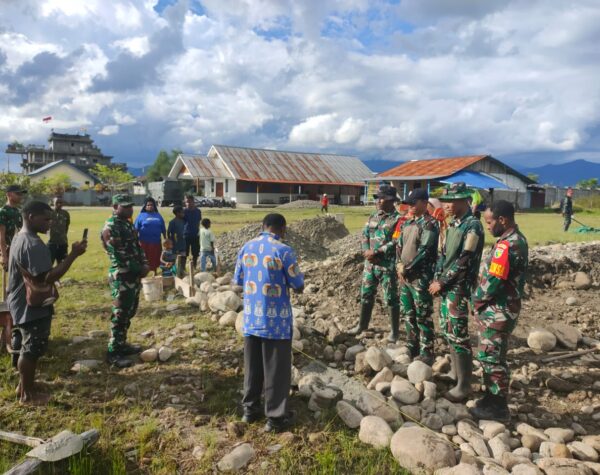 TNI Kesatria Mayangkara Bersama Kodim 1706/Nduga Kompak Bangun Gereja di Papua