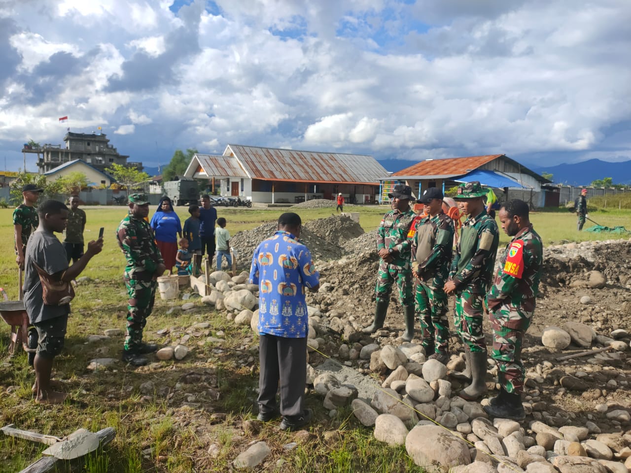 TNI Kesatria Mayangkara Bersama Kodim 1706/Nduga Kompak Bangun Gereja di Papua