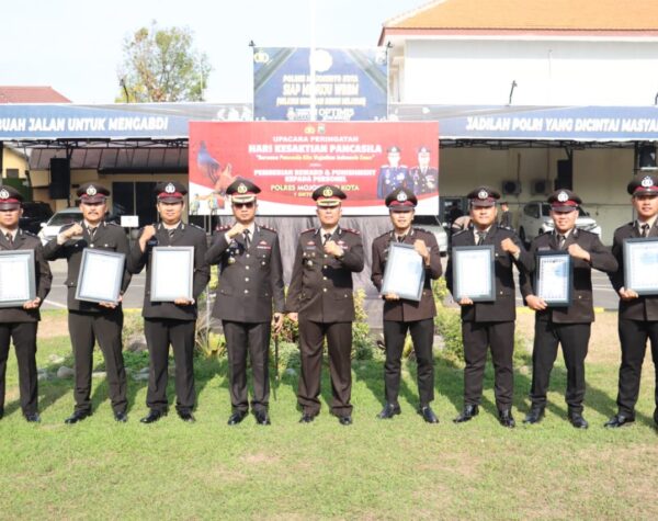 7 Personel Polres Mojokerto Kota Diganjar Penghargaan di Upacara Hari Kesaktian Pancasila