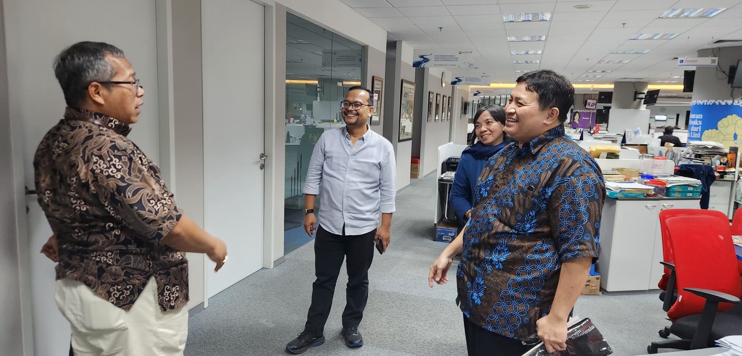 Tim Kabar Terdepan diterima oleh Wakil Pemimpin Umum 2 Kompas sekaligus VP National KG Media yaitu Paulus Tri Agung Kristanto (Redaksi / Kabarterdepan.com)