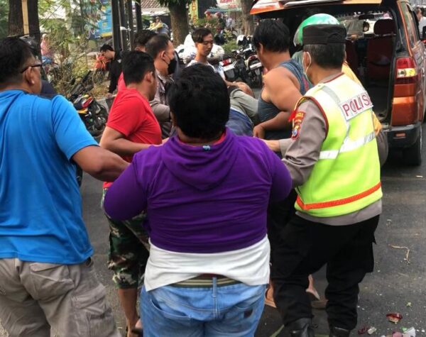 Tabrak Mini Bus dari Belakang, Pria Paruh Baya Terluka di Kepala