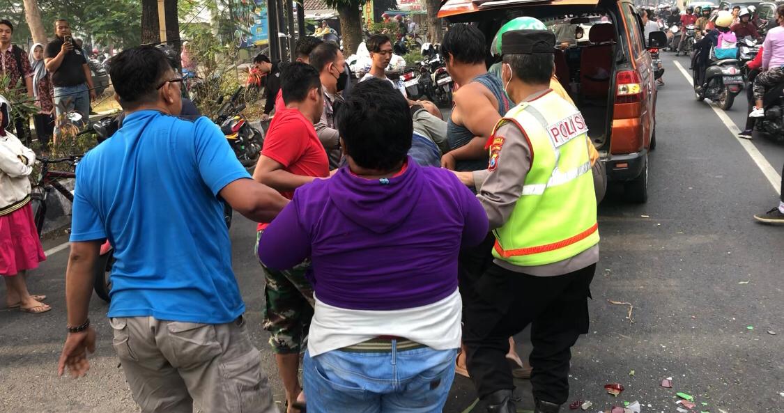 Petugas dan relawan, Tamiran mengevakuasi korban, di Jalan Raya Desa Seduri, Kecamatan Mojosari, Kabupaten Mojokerto, Kamis (3/10/2024) sekitar pukul 06.30 WIB pagi (Andy / Kabarterdepan.com)