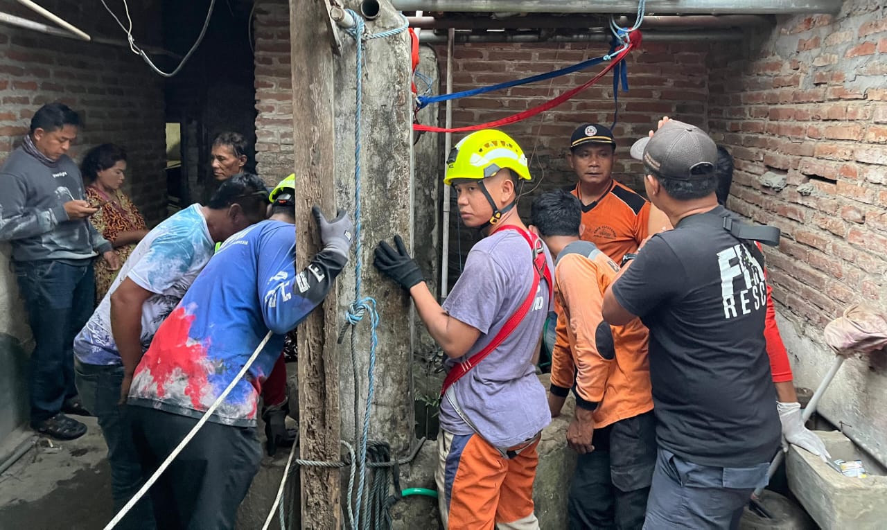 IMG 20241003 WA0085 1 Petugas gabungan berusaha mengevakuasi korban yang terjebak di dalam sumur Desa Dukuhngarjo, Kecamatan Jatirejo, Kabupaten Mojokerto, Kamis (3/10/2024) sore (Andy / Kabarterdepan.com)