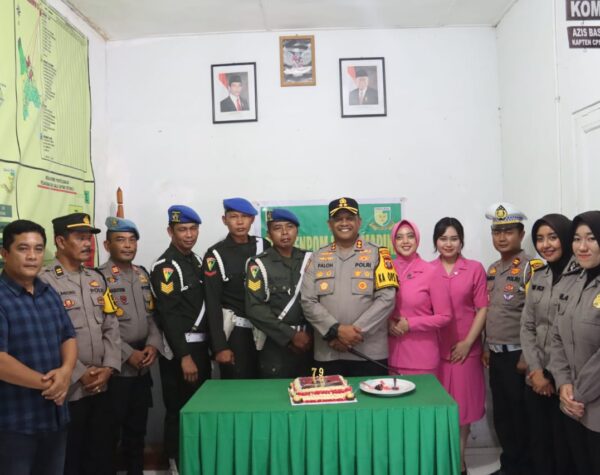 Markas TNI di Madina Digeruduk Kapolres dan Anggotanya.