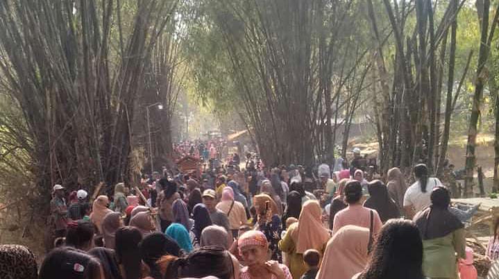 Ratusan masyarakat memadati pasar kebon di Dusun Ngrayung, Desa Kepuhpandak, Kecamatan Kutorejo, Kabupaten Mojokerto, Minggu (6/10/2024) siang (Andy / Kabarterdepan.com)