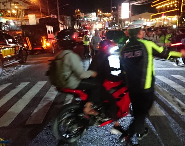 Malam Hari, Petugas Gabungan Razia Knalpot Brong di Kawasan Wisata Pacet