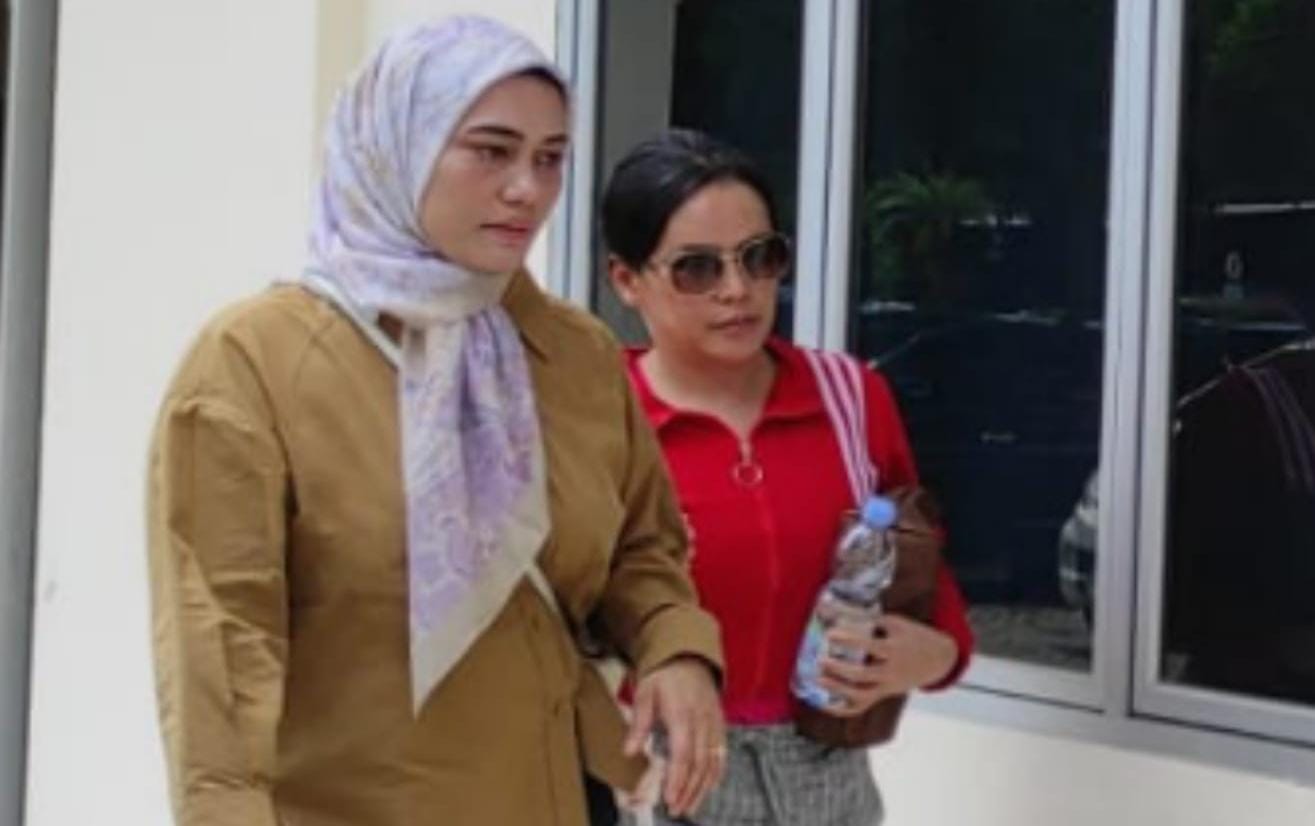 Ratu Entok saat di Polda Sumut untuk menjalani pemeriksaan dugaan penistaan agama Kristen yang menjeratnya, Selasa (8/10/2024) (Redaksi / Kabarterdepan.com)