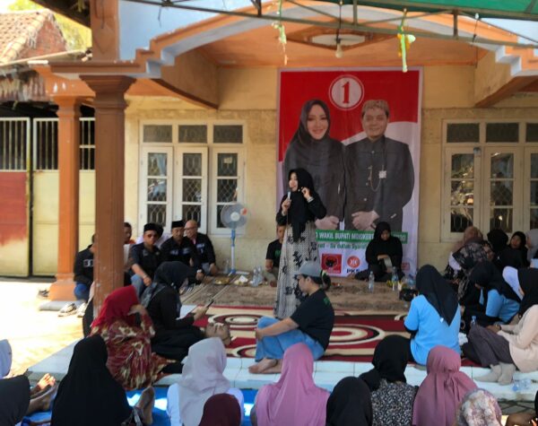 Sapa Emak-emak di Mojosari, Cabup Mojokerto Ikfina Berjanji Akan Selesaikan Pembangunan