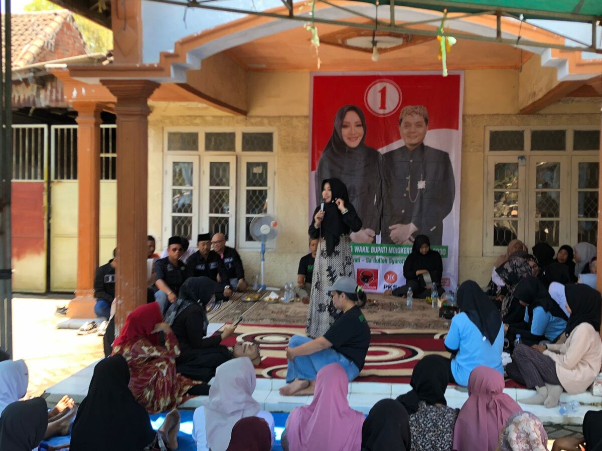Calon Bupati ( Cabup )Mojokerto, kfina Fahmawati saat berkampanye di Dusun Sidotopo, Desa Menanggal, Kecamatan Mojosari, Kabupaten Mojokerto, Rabu (9/10/2024) pagi (Redaksi / Kabarterdepan.com)