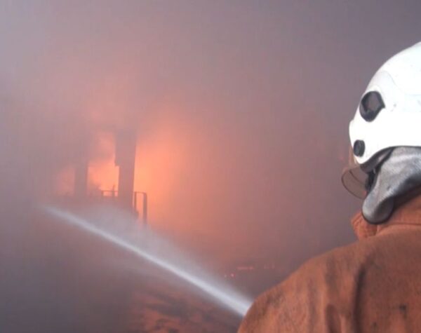 Pabrik Kayu di Jetis Diamuk si Jago Merah, 2 Unit Alat Berat Turut Terbakar